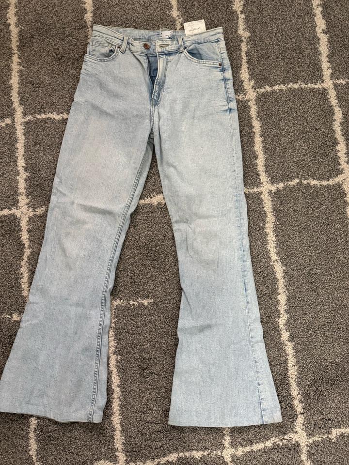 Джинсы клеш Bershka