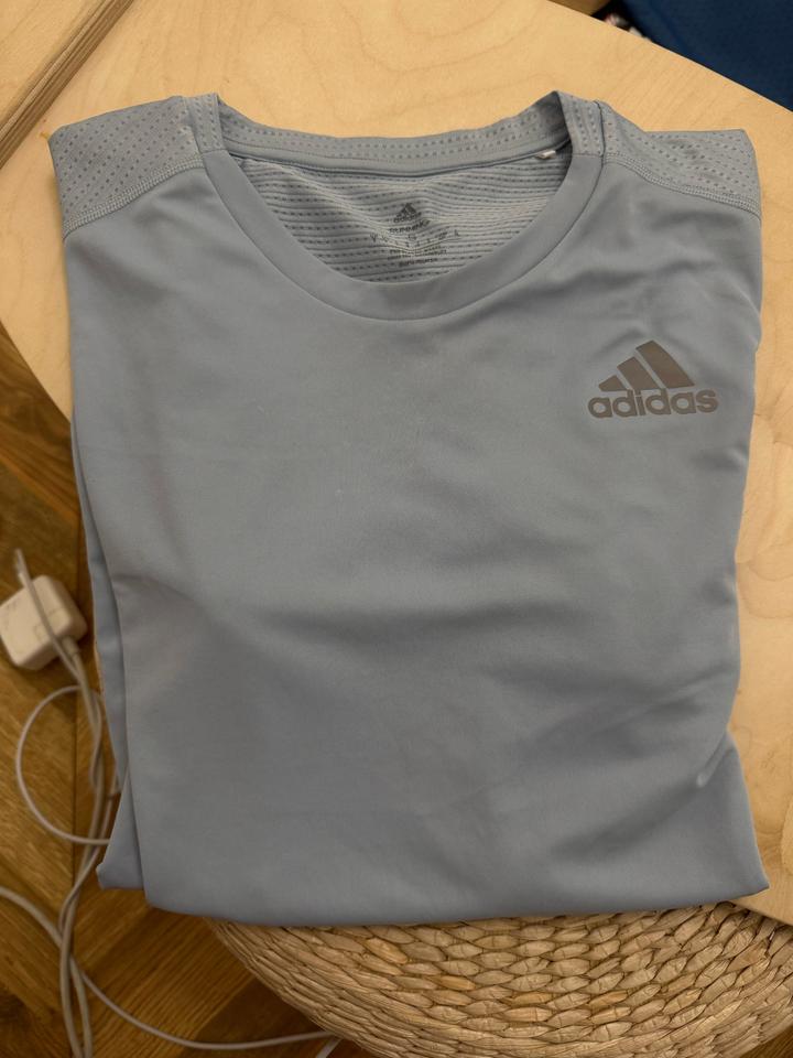 Спортивная футболка adidas