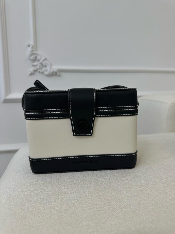 Сумка кроссбоди Charles & Keith