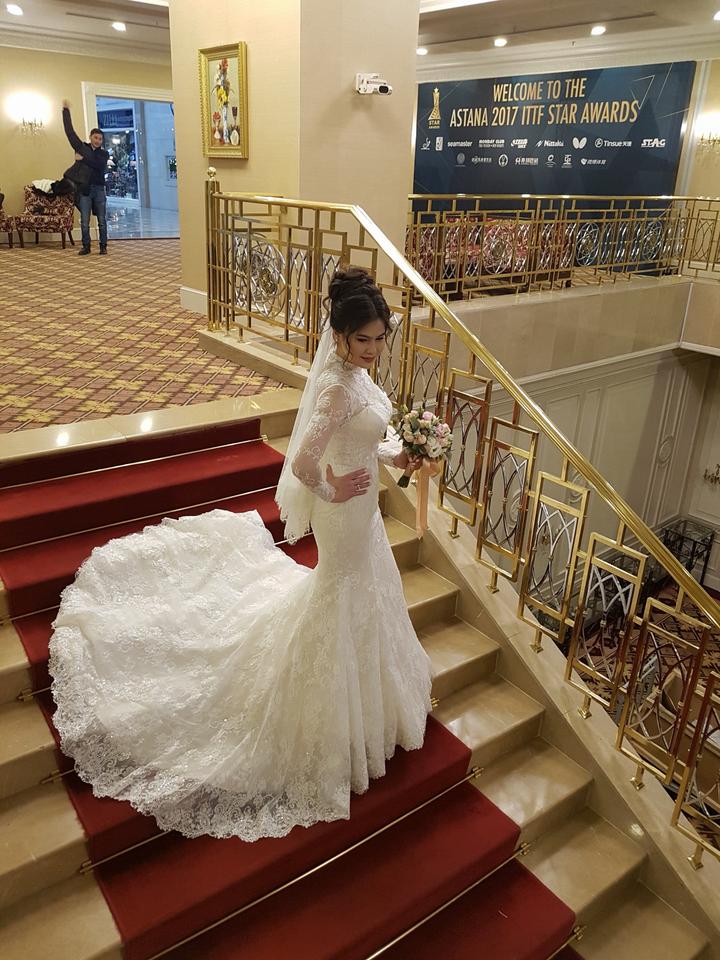 A. Bellucci Свадебное платье силуэта рыбка с длинным рукавом и шлейфом