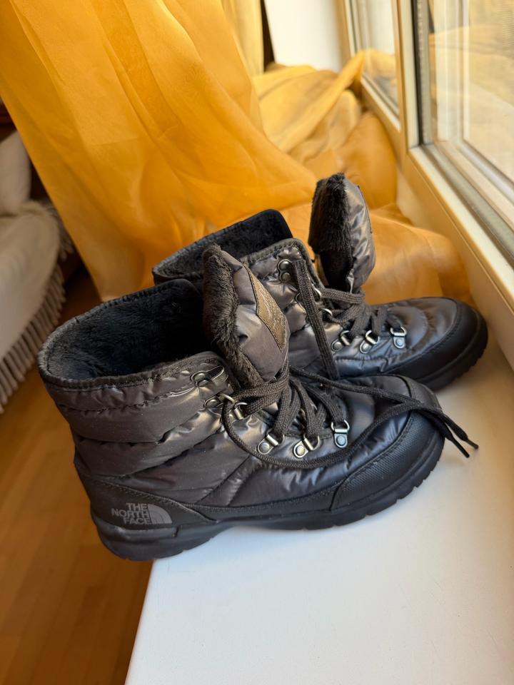 The North Face Новые North face зимние 37,5-38 размер.