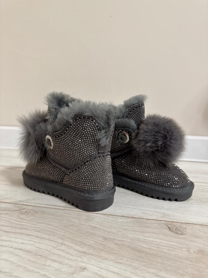 UGG