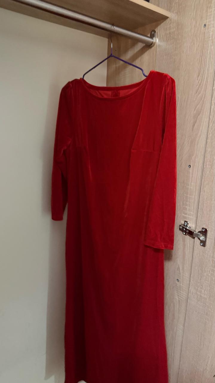 Красное велюровое платье