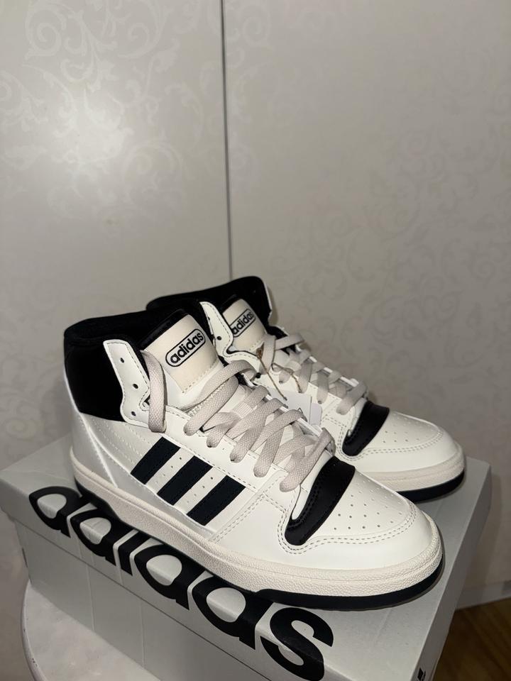 Обувь женская фирмы Adidas