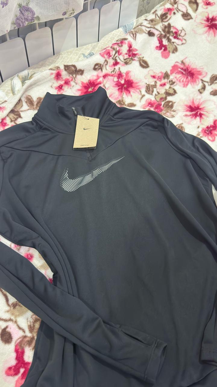 Спортивный лонгслив Nike