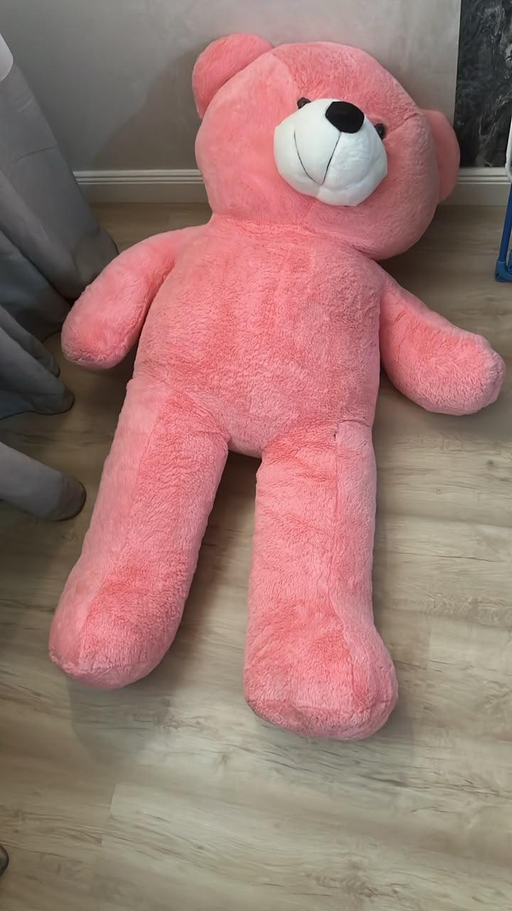 Большой плюшевый медведь