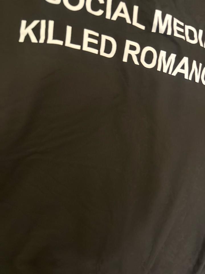 Черная футболка с надписью Social Media Killed Romance