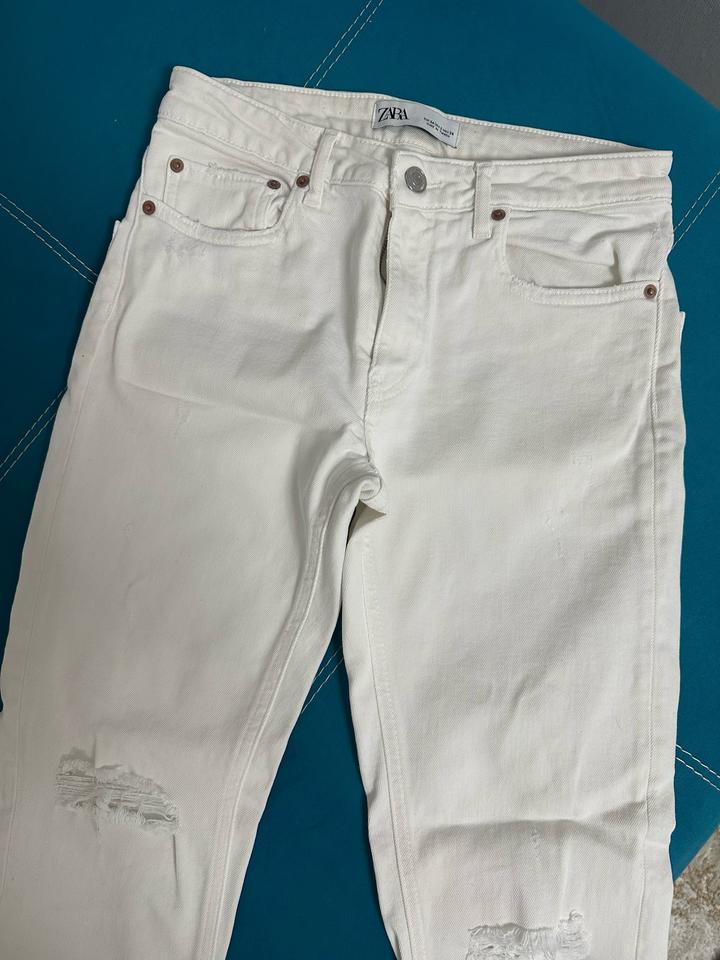 Белые рваные джинсы ZARA