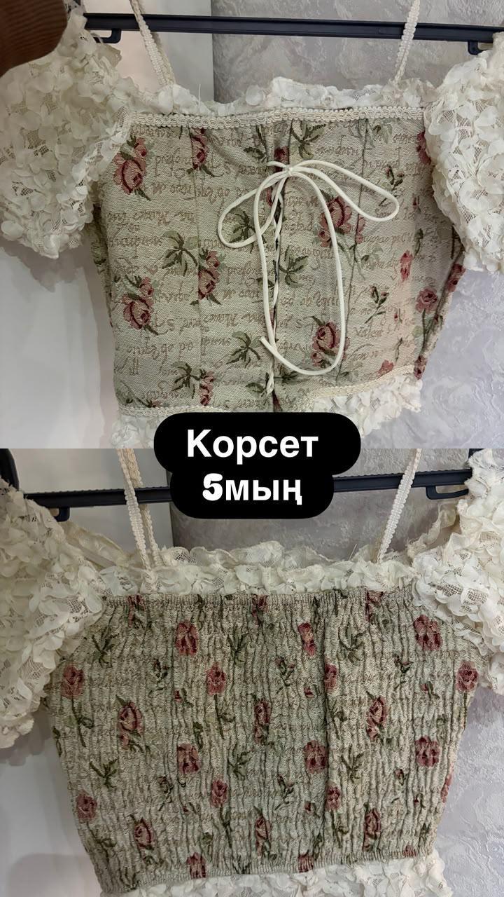 Корсет с цветочным принтом и объемными рукавами