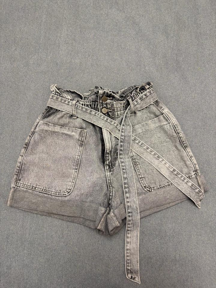 Zara Джинсовые шорты с поясом