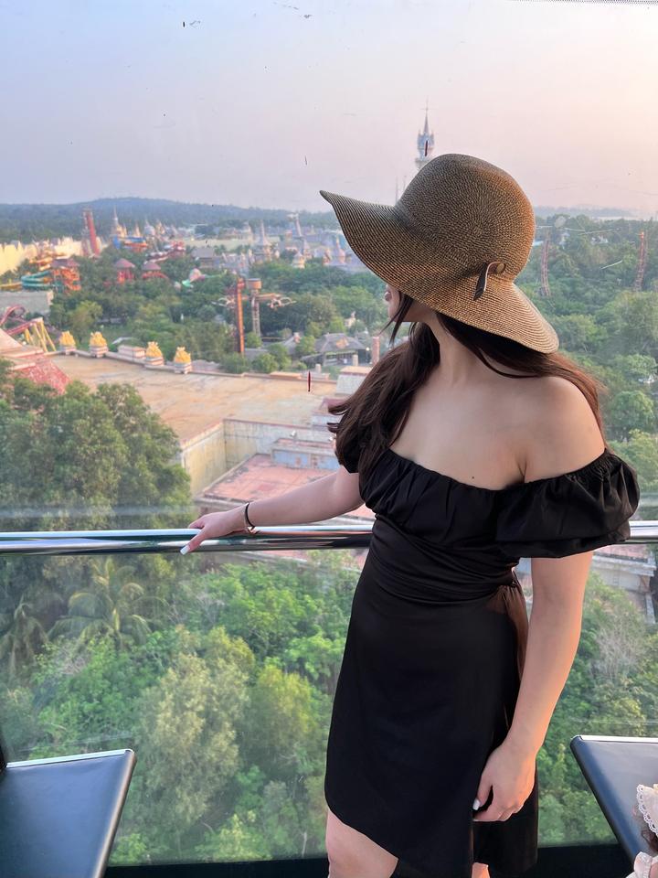Черное платье с открытыми плечами