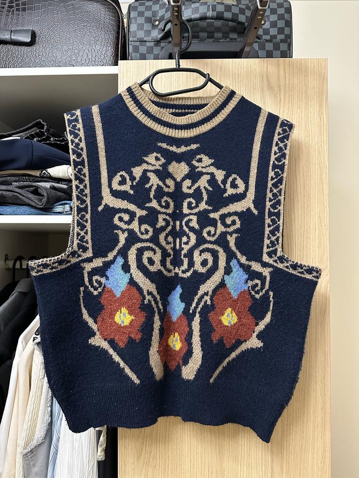 Вязаный жилет с узором