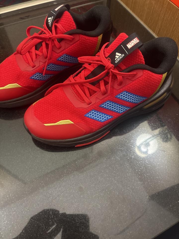 Кроссовки adidas Marvel