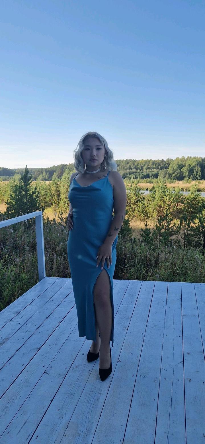 Атласное зелёное платье