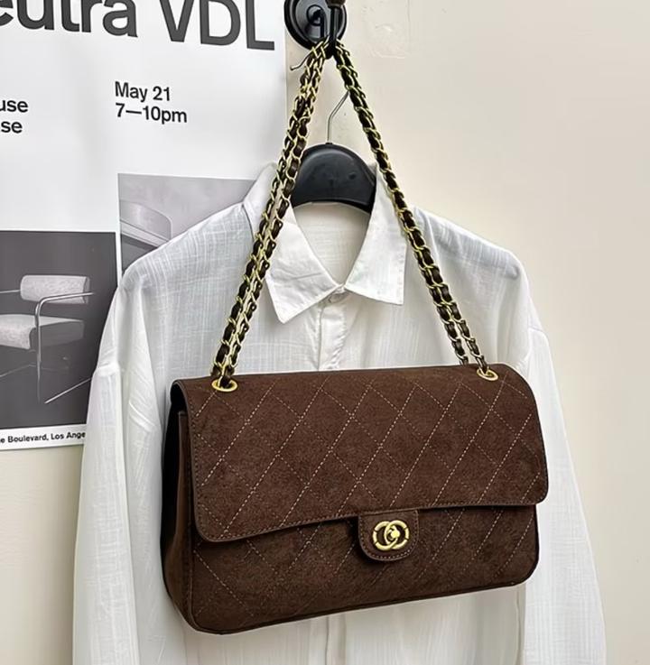 Стеганая сумка на цепочке под Chanel