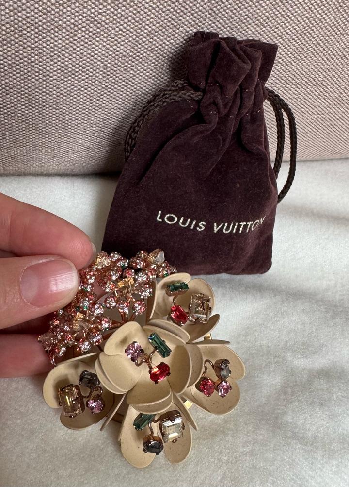 Louis Vuitton Брошь LV, оригинал с пыльником.