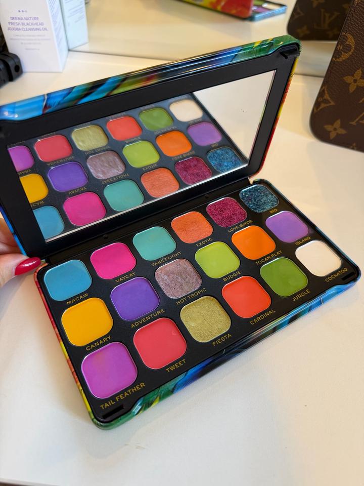 Палетка теней Makeup Revolution Forever Flawless Birds of Paradise.