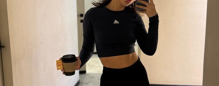 Спортивный костюм adidas с кроп-топом и велосипедками