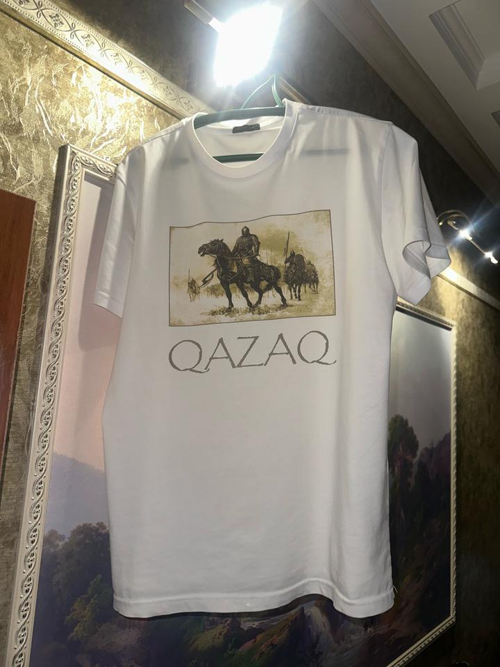Футболка с принтом QAZAQ