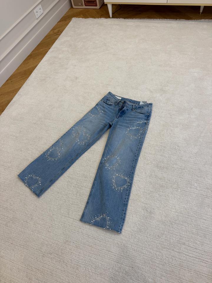 Джинсы ZARA со стразами в форме сердец(36) большемерят