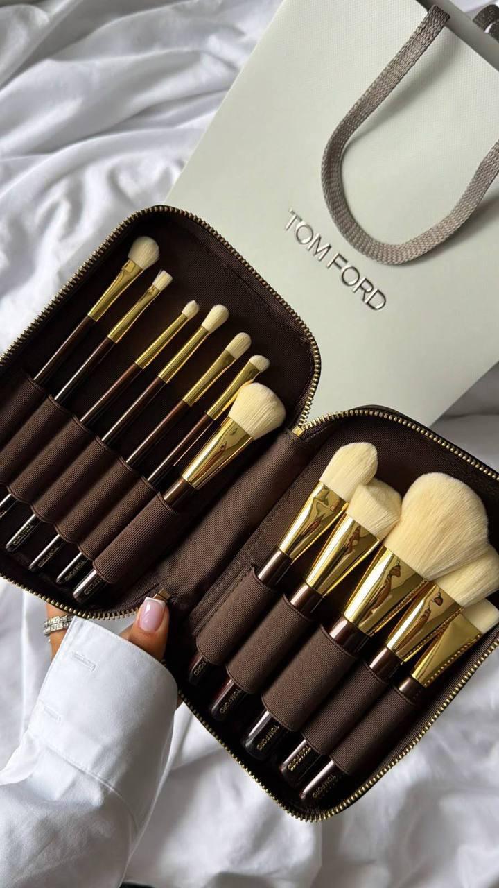 Набор кистей для макияжа Tom Ford в косметичке