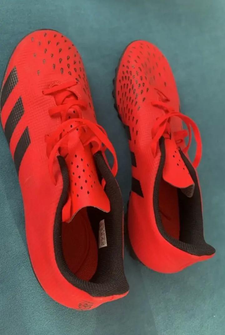 Футбольные бутсы adidas Predator