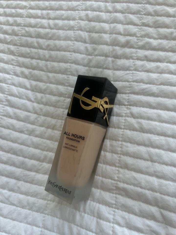 Тональный крем Yves Saint Laurent All Hours Foundation