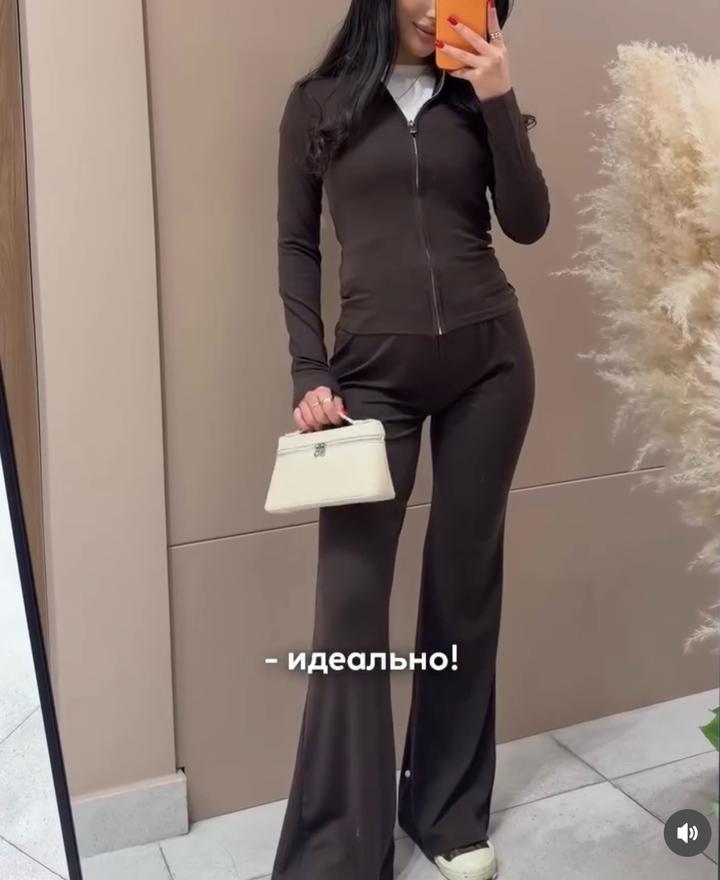 Спортивный костюм с кофтой на молнии и брюками клеш