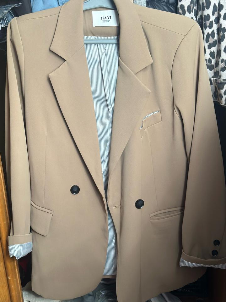 Пиджак женский бежевый oversize с двойной застежкой
