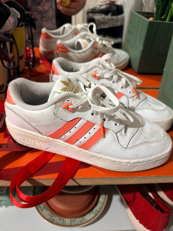Женские кроссовки adidas