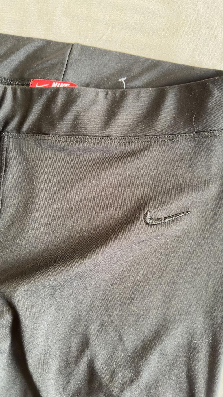 Спортивные леггинсы Nike
