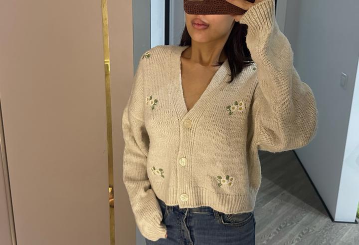 LC Waikiki укороченный вязаный кардиган с цветочной вышивкой.