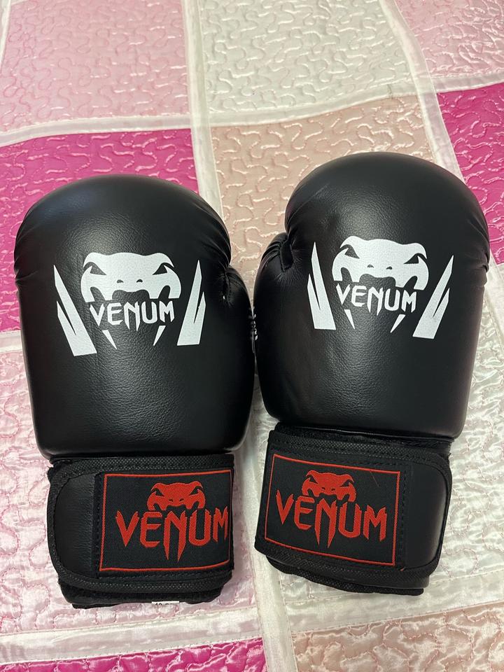 Боксерские перчатки Venum