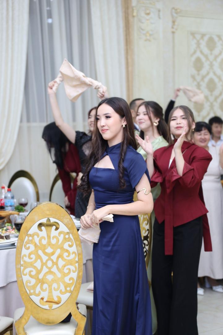 Синее платье с вырезом
