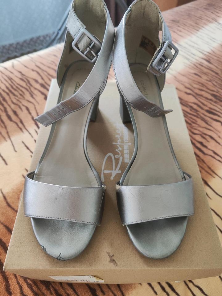 Серебристые босоножки Clarks, размер 38 👡