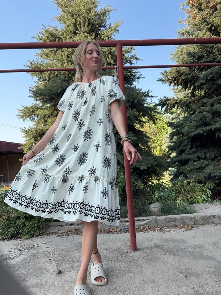 Платье миди с открытыми плечами
