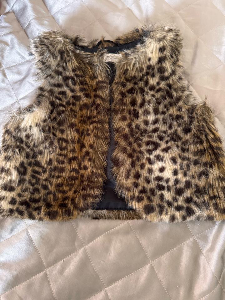 Жилет H&M меховой с леопардовым принтом для девочки 2 или 3 годика