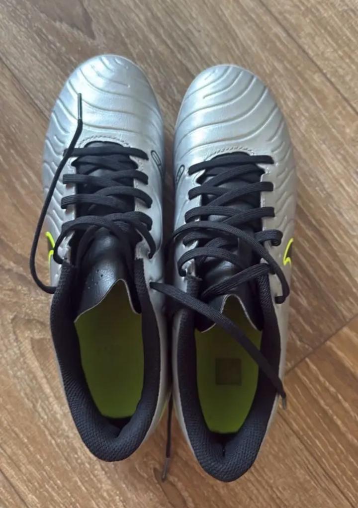 Футбольные бутсы Nike