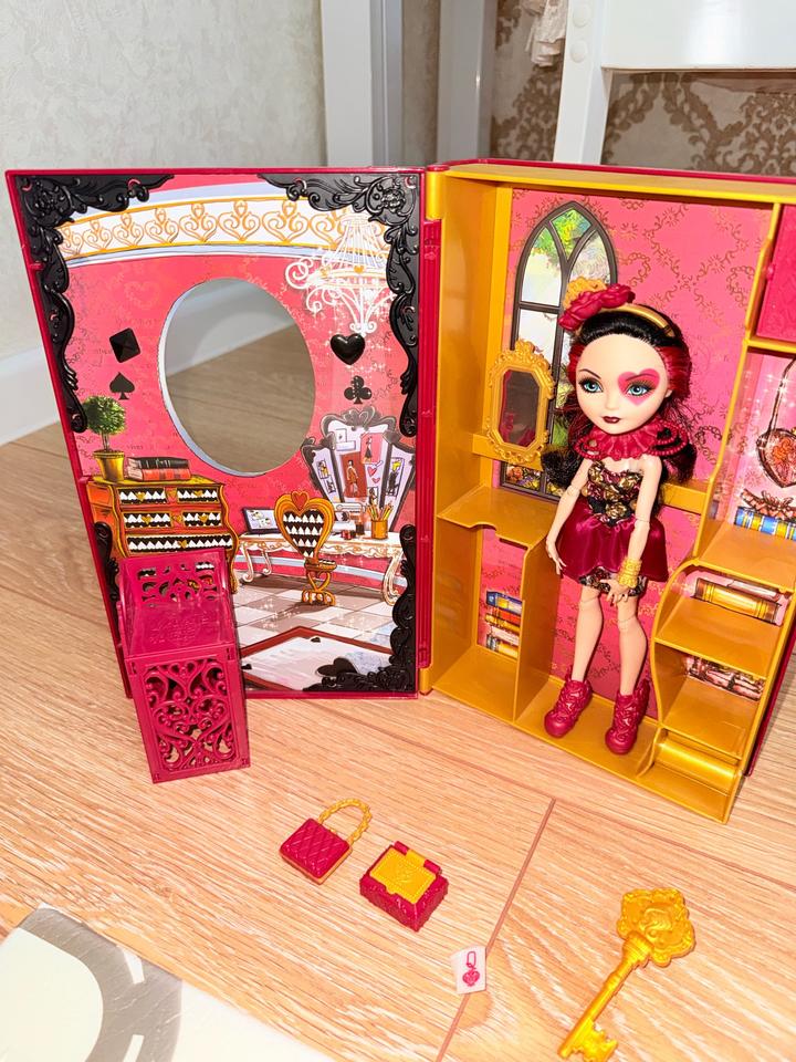 Игровой набор Ever After High Lizzie Hearts