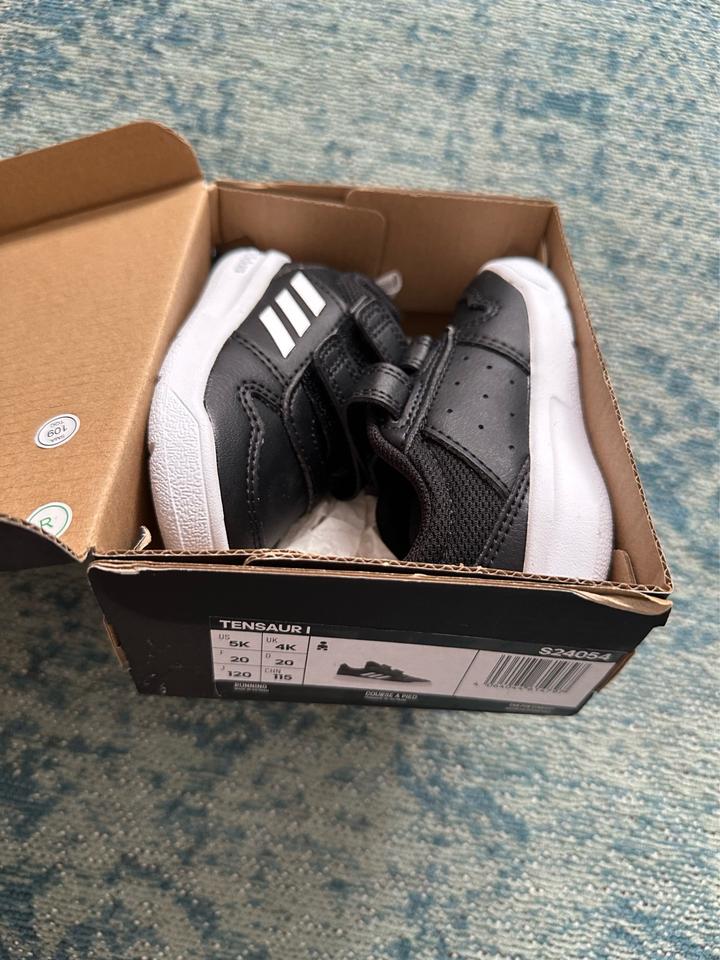 Кроссовки adidas