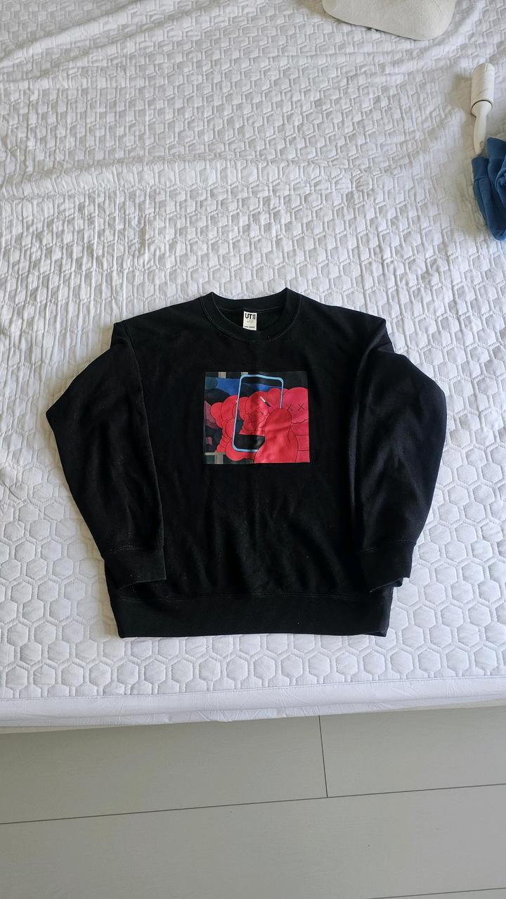 Uniqlo x KAWS Свитшот из коллекции Uniqlo+ Andy Warhol.