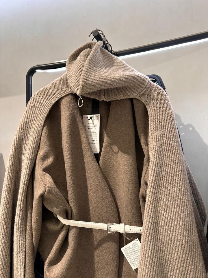 Полупальто Zara с черным ремешком