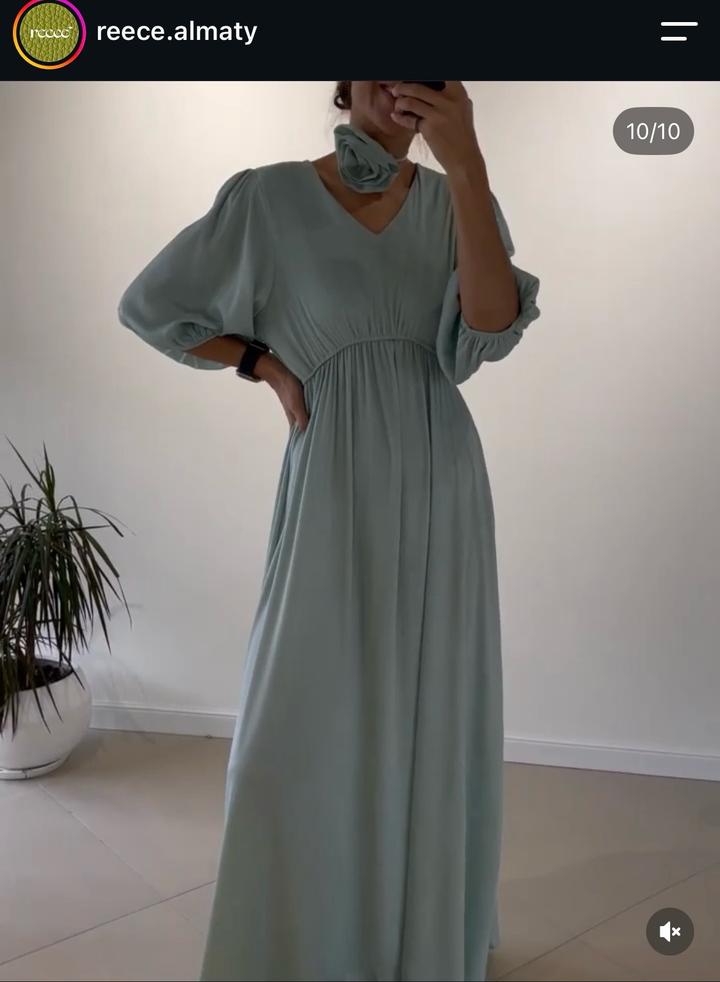 Платье макси с цветком на шее