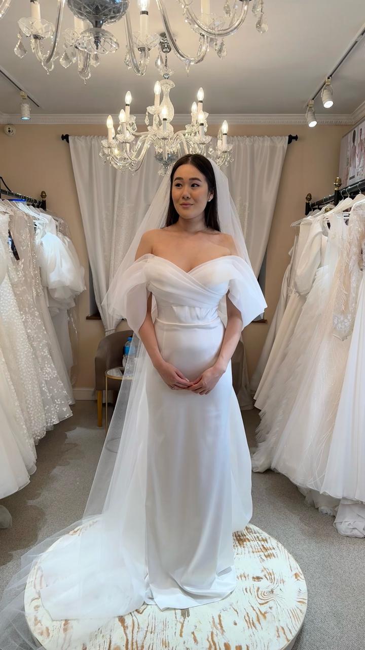 La Novia Свадебное платье с открытыми плечами и шлейфом