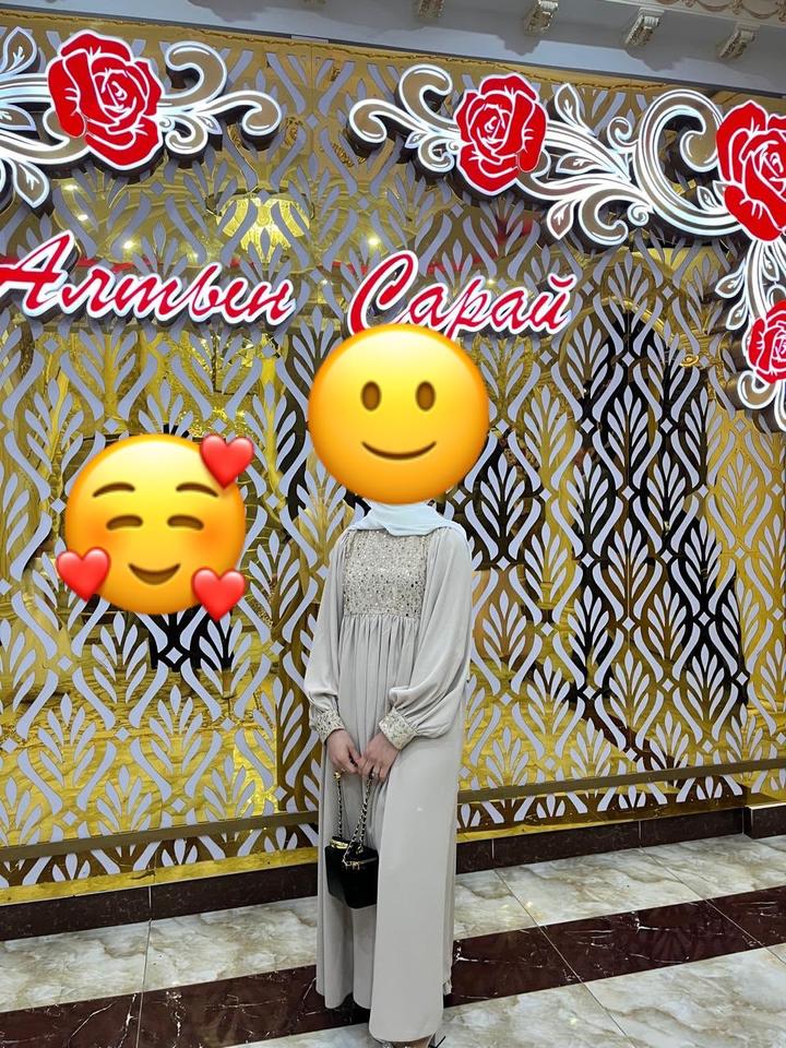 Длинное бежевое платье