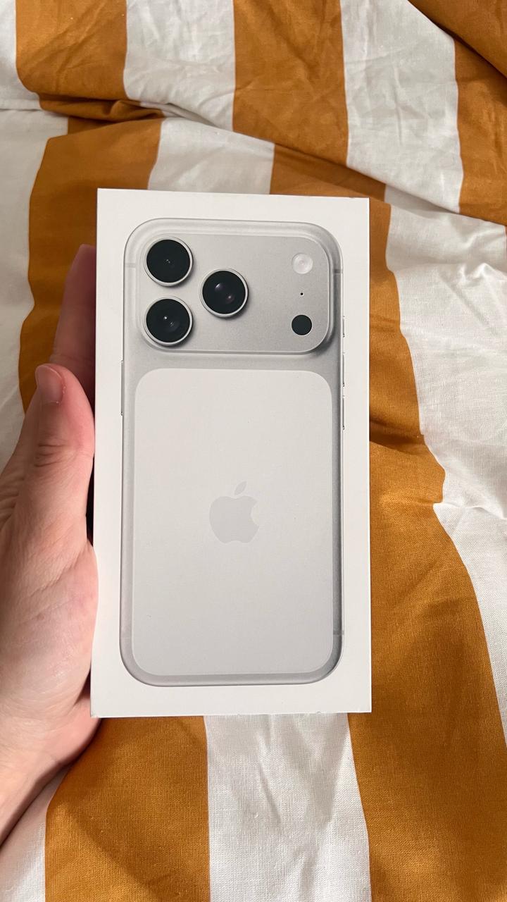 Apple iPhone 17 pro white