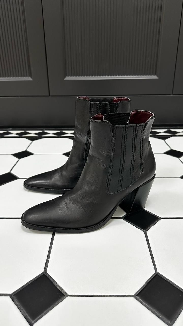 Женские кожаные ботильоны казаки Zara