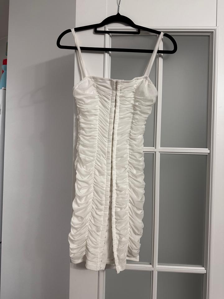Белое платье PrettyLittleThing
