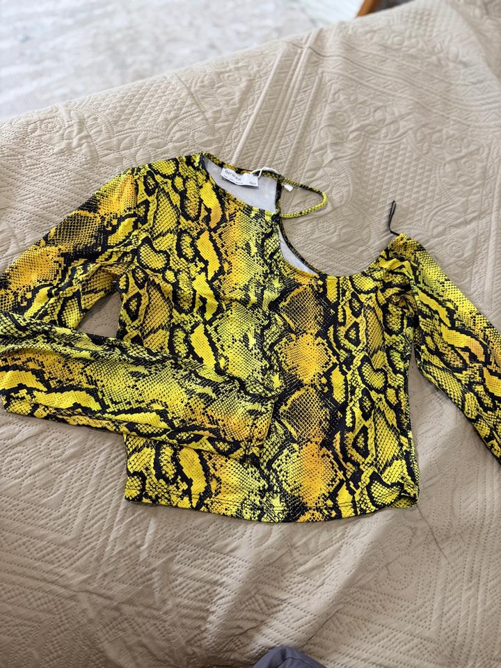 Лонгслив Bershka со змеиным принтом