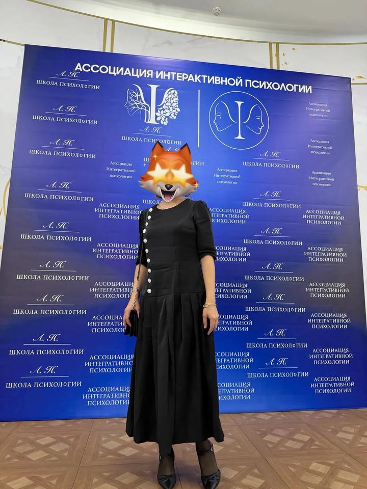 Черное платье миди с пуговицами